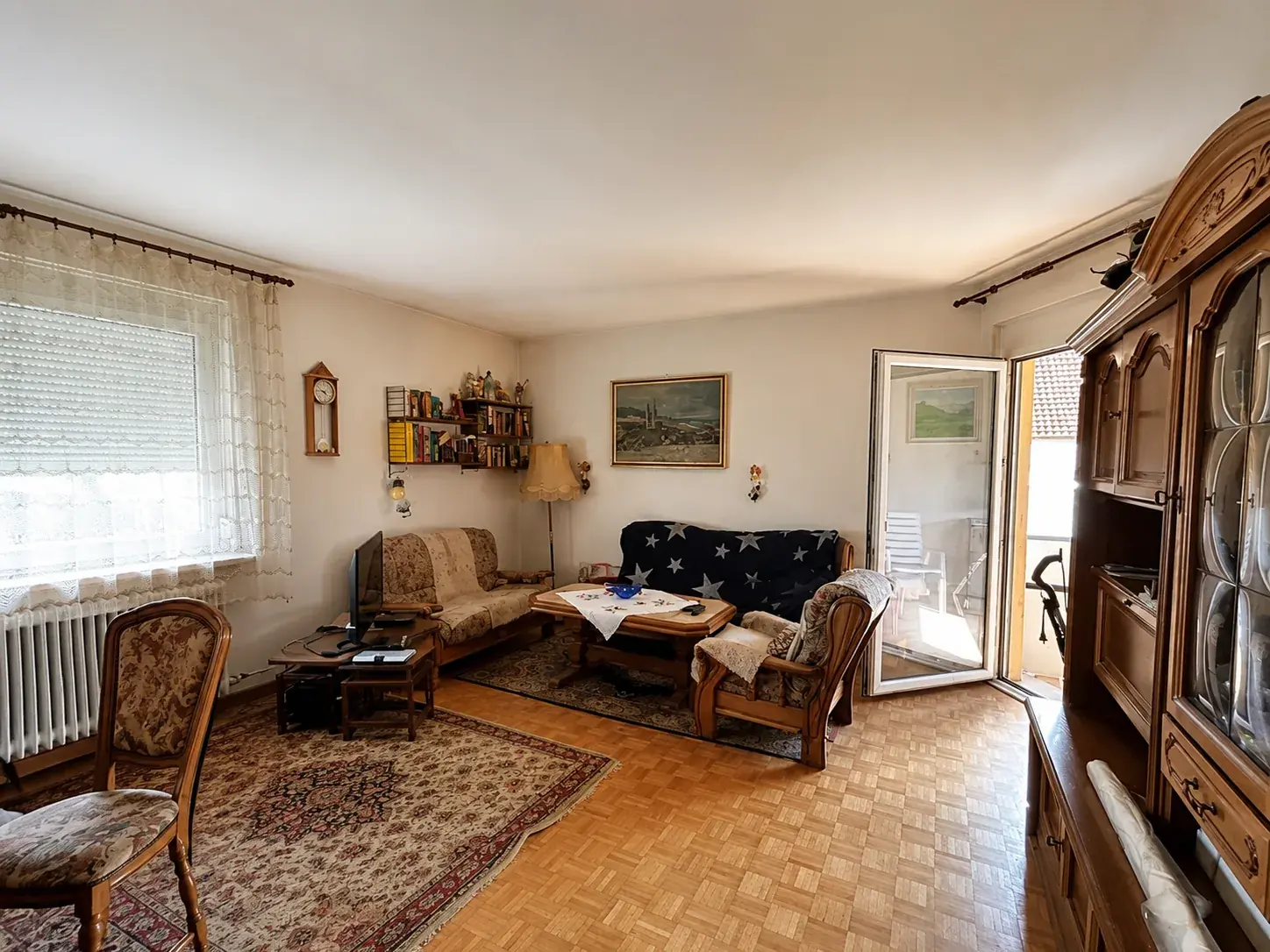 Schritt 1: Wohnzimmer im bewohnten, unsanierten Bestand